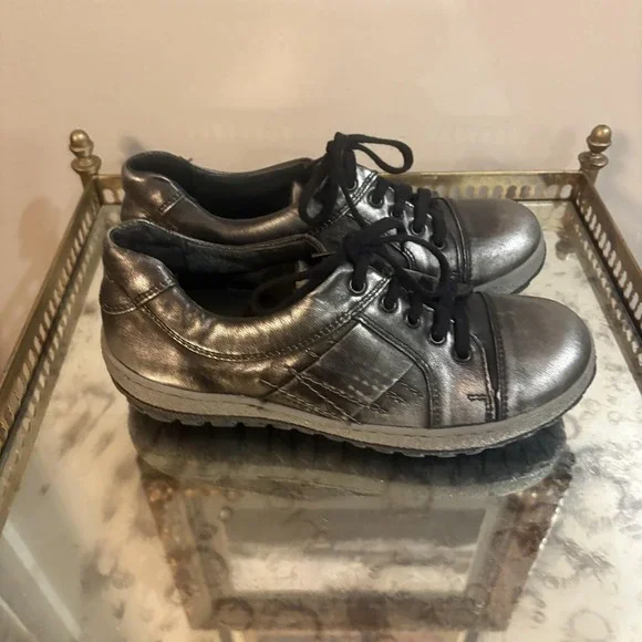 V Italia Shoes Womens Size 39 EU Silver Metallic Lace Up Comfort Casual Sneakers - Picture 5 of 9